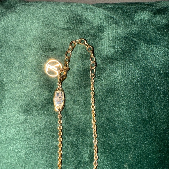 LOUIS VUITTON Essential V Necklace Gold Plated Size 18” Adjustable Full Inclu. - Picture 7 of 8